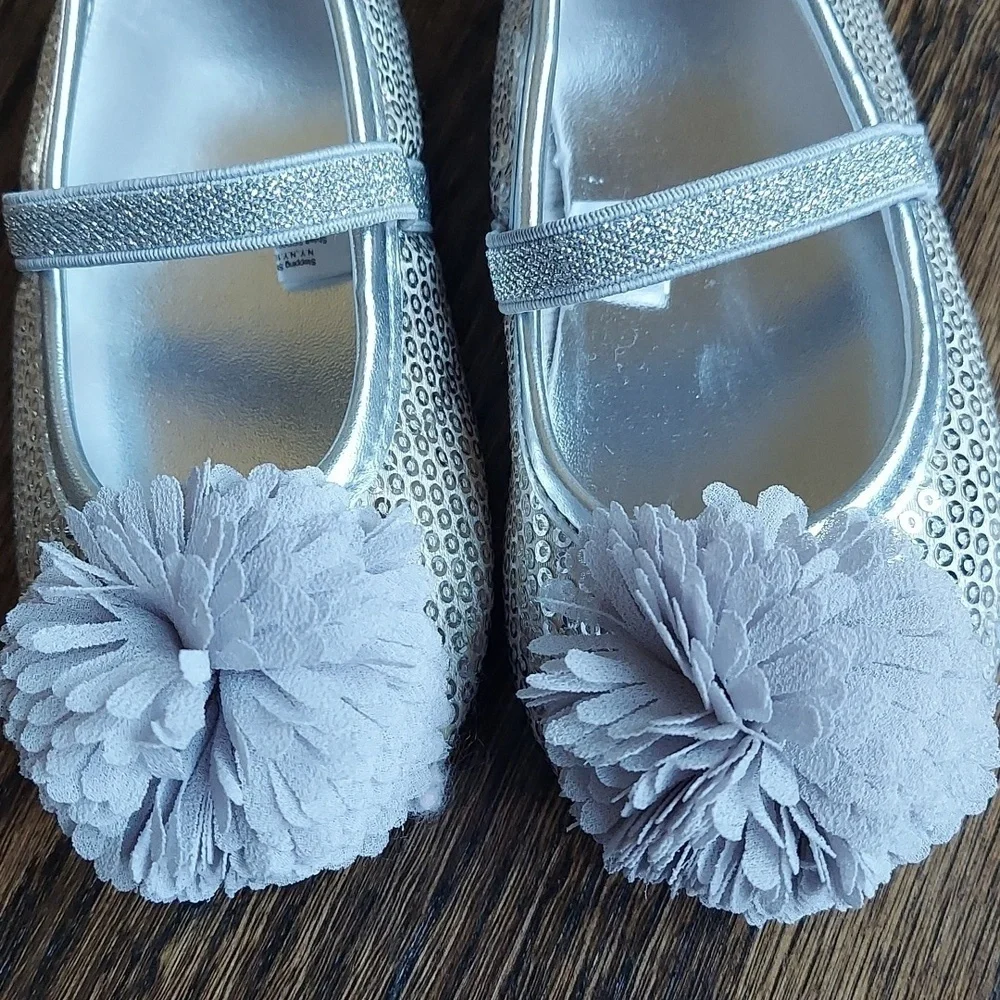 Girl Sequined Mary Janes Dress Shoes - Silver with flower pompom - sz 7